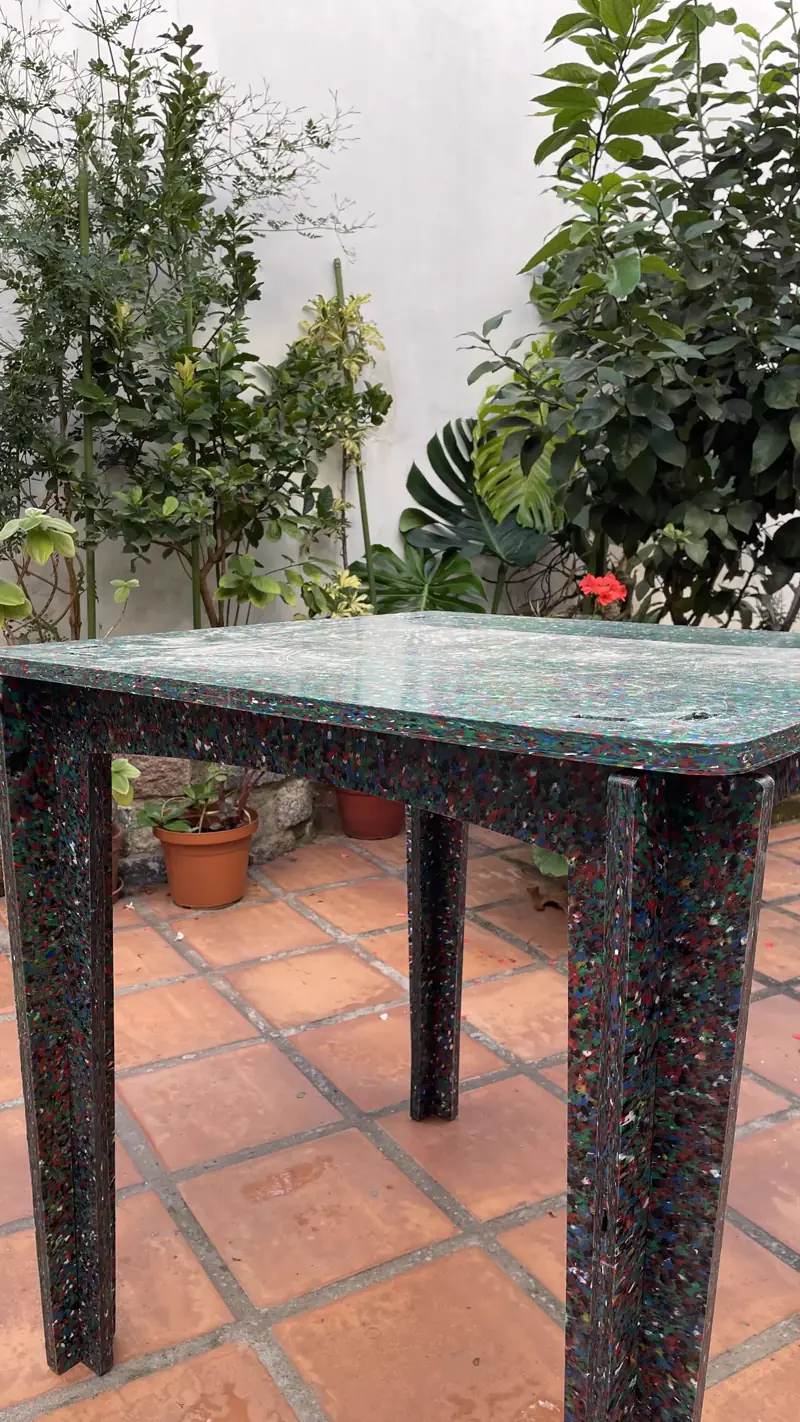 Mesa de encastre de plástico reciclado