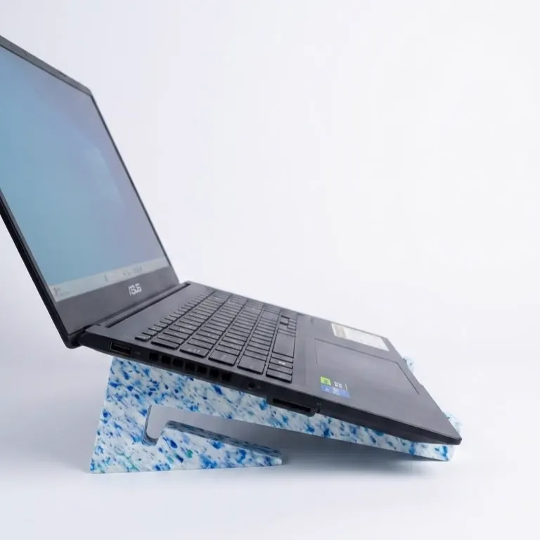 Soporte para laptop de plástico reciclado
